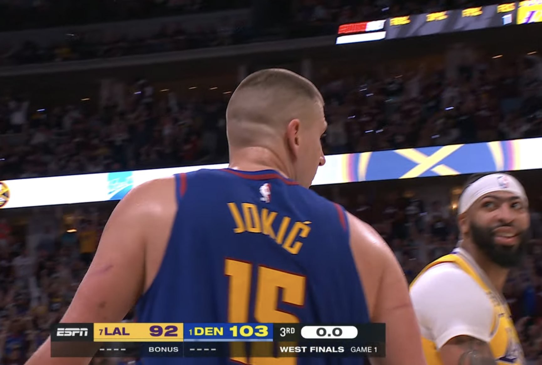 爱游戏娱乐-大比分获胜首场状态出色，掘金观众沸腾！，费德勒重返赛场赢得满堂喝彩(胜胜上半场平局下半场赢了算中吗)